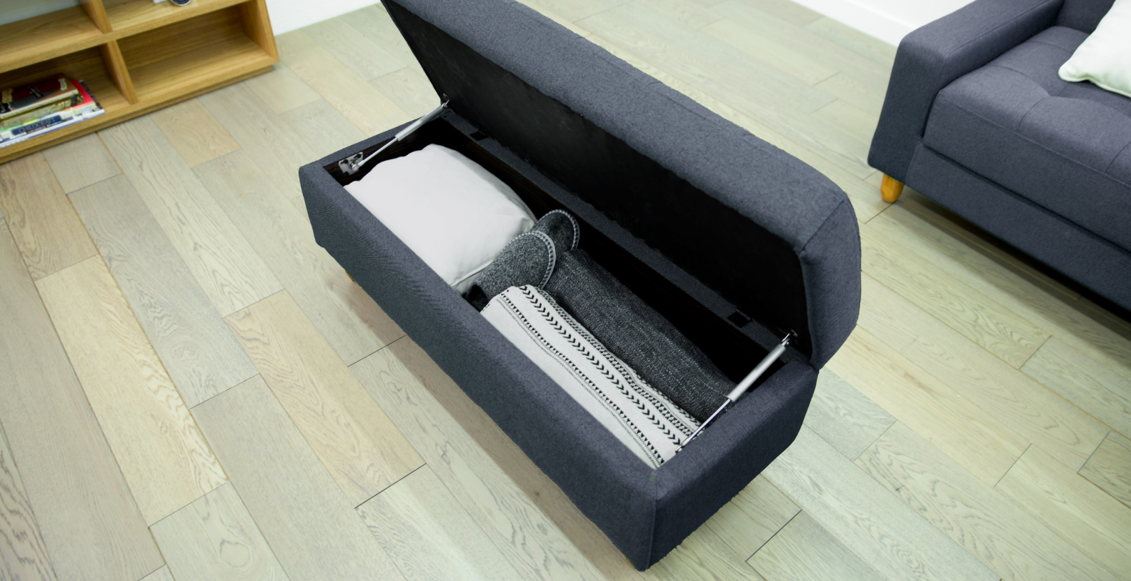 B042布藝梳化床；簡單變床；舒適梳化；採無扶手位設計，慳位及提升靈活度，配備可調校式梳化背，享受多角度舒適坐躺，放下輕鬆變身梳化床；藍色梳化床