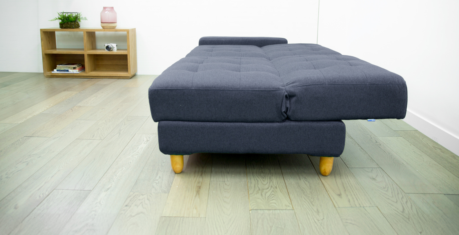 B042布藝梳化床；簡單變床；舒適梳化；採無扶手位設計，慳位及提升靈活度，配備可調校式梳化背，享受多角度舒適坐躺，放下輕鬆變身梳化床；藍色梳化床